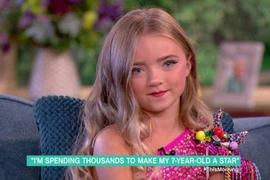 Bà mẹ bị “ném đá” vì cho con 7 tuổi mặc hở hang