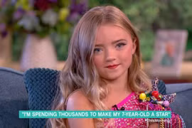 Bà mẹ bị “ném đá” vì cho con 7 tuổi mặc hở hang