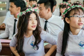 Kiểu tóc mặc áo dài trắng cực xinh nàng nào cũng nên biết