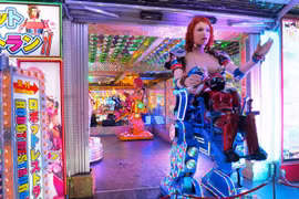  Cận cảnh nhà hàng robot khiêu gợi ở phố đèn đỏ Nhật Bản