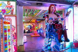  Cận cảnh nhà hàng robot khiêu gợi ở phố đèn đỏ Nhật Bản