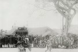 Hình độc về lễ hội làng ở Nam Định năm 1928