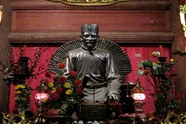 Bài học “quý hơn vàng” từ những người thầy của vua chúa Việt 