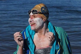 Kỷ lục người phụ nữ 37 tuổi bơi vượt biển 54 tiếng không nghỉ