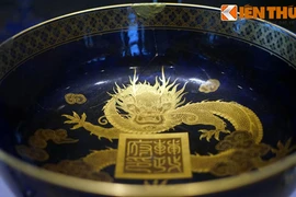 Soi cuộc sống xa hoa của vua Nguyễn qua cổ vật vô giá 