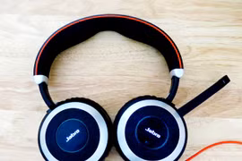 Cận cảnh tai nghe khử tiếng ồn cao cấp Jabra Evolve 80 