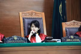 22 tuổi ngồi vị trí thẩm phán, gái xinh khiến ai cũng trầm trồ