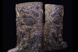 Đôi bốt phủ kim cương giá hơn 62 tỷ đồng