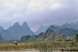 Kho ảnh khổng lồ về VN 1991-1993: Huyền ảo chùa Hương