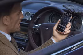 Ngắm điện thoại Vertu Signature Touch dành riêng cho chủ xe Bentley 