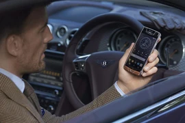Ngắm điện thoại Vertu Signature Touch dành riêng cho chủ xe Bentley 