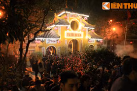 Biển người cầu an ở ngôi chùa nổi tiếng nhất Hà Nội