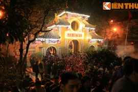 Biển người cầu an ở ngôi chùa nổi tiếng nhất Hà Nội