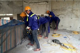 Tân Hoàng Minh chính thức tháo dỡ tầng lửng Dự án D’.Le Pont D’or