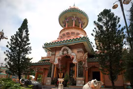 Ngắm ngôi chùa lạ mang kiến trúc Ấn Độ “lai” Việt Nam