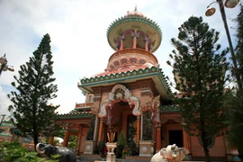 Ngắm ngôi chùa lạ mang kiến trúc Ấn Độ “lai” Việt Nam