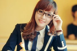 Chiêm ngưỡng dung nhan giám thị xinh đẹp bất ngờ nổi tiếng