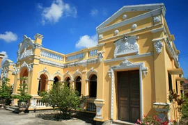 Choáng ngợp trước dinh thự của đại địa chủ Nam Bộ xưa 