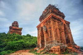 Độc đáo 4 ngọn tháp nghìn tuổi trên một quả đồi