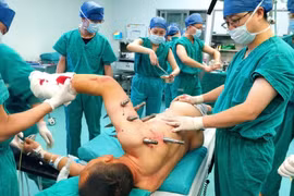 Đang làm việc, bị robot đâm 10 chiếc đinh thép xuyên người