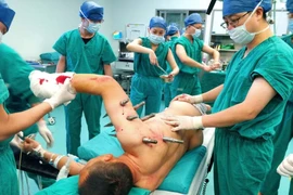 Đang làm việc, bị robot đâm 10 chiếc đinh thép xuyên người