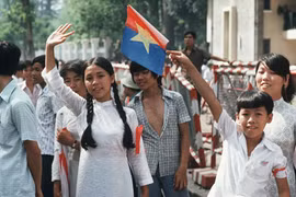 Ảnh độc: Đại lễ mừng chiến thắng ở Sài Gòn 1975 (2) 