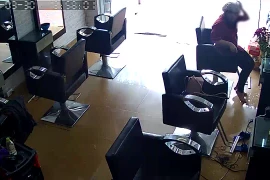 Vào tiệm tóc, khách làm ngay điều này trước ban thờ Thần tài 