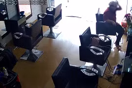 Vào tiệm tóc, khách làm ngay điều này trước ban thờ Thần tài 