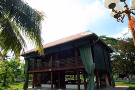 Ngắm nhà sàn Bác Hồ giữa đất phương Nam