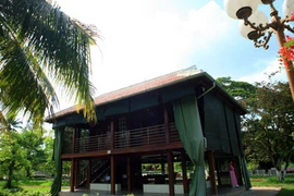 Ngắm nhà sàn Bác Hồ giữa đất phương Nam