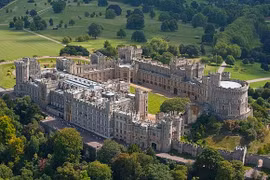 Khám phá lâu đài lớn nhất thế giới còn có người ở