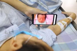 Kỳ diệu mẹ ung thư máu sinh con an toàn