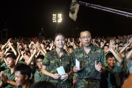 MC Lại Văn Sâm và Hoàng Linh ở ‘Chúng tôi là chiến sĩ’ 13 năm trước