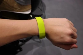 Mách bạn chọn vòng đeo sức khỏe chơi Tết