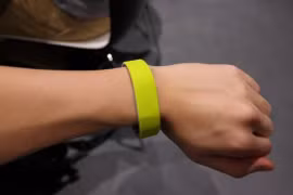 Mách bạn chọn vòng đeo sức khỏe chơi Tết