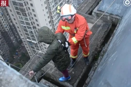 Cậu bé 8 tuổi định nhảy lầu vì... không muốn đi học 