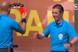 Trọng tài bỏ dở trận đấu 3 phút để “giải quyết nỗi buồn“