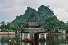 Kho ảnh khổng lồ về VN 1991-1993: Nét trầm mặc chùa Thầy