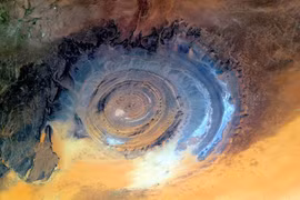 Tận mục con mắt thần khổng lồ giữa sa mạc Sahara 