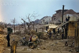 Hình ảnh khủng khiếp về phố Khâm Thiên đổ nát năm 1973