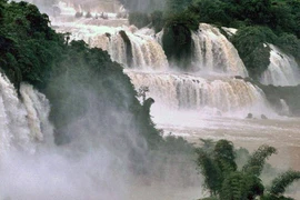 Kho ảnh khổng lồ về VN 1991-1993: Thác Bản Giốc thời ấy