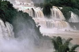 Kho ảnh khổng lồ về VN 1991-1993: Thác Bản Giốc thời ấy