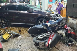 TP HCM: Xe Mercedes tông loạt xe máy, 6 người bị thương nặng