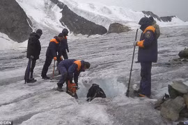 Nga: Thi thể người leo núi đông cứng trong mộ băng suốt 4 năm