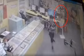 Nam thanh niên khỏa thân, cầm dao đâm chém người lạ trút giận