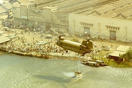 Xem trực thăng Mỹ “múc nước” chữa cháy Sài Gòn trước 1975