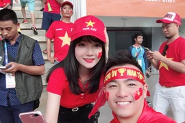 Vẻ nóng bỏng của nữ cổ động viên Việt được báo Hàn săn lùng 