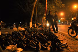 Nhói lòng cảnh hàng nghìn đôi giày da lăn lóc bên lề đường