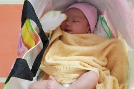 Bé gái bị bỏ rơi ở trạm xe buýt: Không có người thân đến nhận