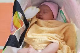 Bé gái bị bỏ rơi ở trạm xe buýt: Không có người thân đến nhận